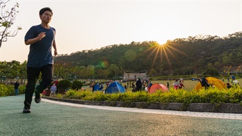 中央草坪的周邊有多條緩跑徑，與公園外圍相連，藉此善用公園各種不同空間，帶引使用者蜿蜒穿過多種景觀。